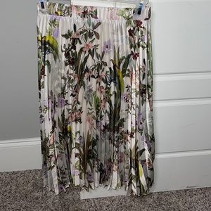 H&M floral pleated skirt satin.